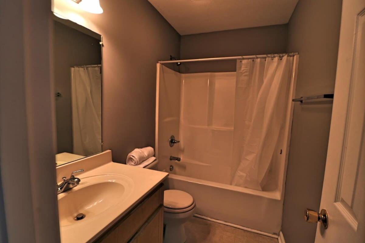 Beautiful Cul-de-sac With A Fenced In Yard! Holiday home Clarksville